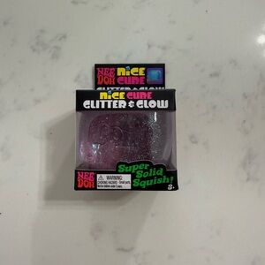 NeeDoh Glitter & Glow Cube in purple